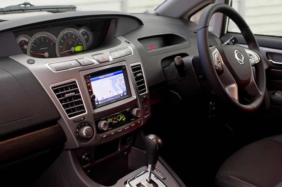 Интерьер Ssangyong Turismo White 2016 года  (фото 8 из 14)